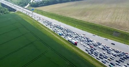 Olbrzymie korki i wypadki. Powroty znad Bałtyku i z Tatr. Długi weekend na drogach