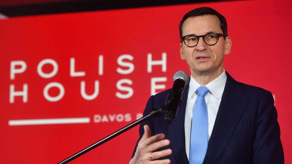 Davos, Szwajcaria, 18.01.2023. Premier Mateusz Morawiecki podczas wypowiedzi dla mediów przed rozpoczęciem dyskusji "Strategic Investments-a key driver for Eastern European security� w ramach Światowego Forum Ekonomicznego w Davos, 18 bm. Konferencja w Davos jest spotkaniem prezesów najbogatszych światowych korporacji, przywódców politycznych oraz wybranych intelektualistów i dziennikarzy. (amb) PAP/Radek Pietruszka
