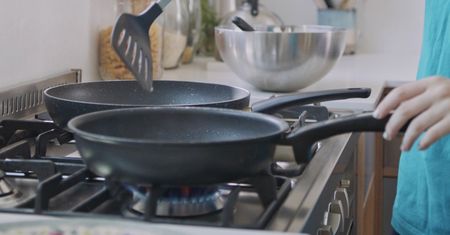 Domowe sposoby na wyczyszczenie patelni. Będzie wyglądała jak nowa