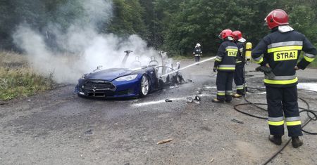Strażak wprost o pożarze elektryka. Nie tylko "kąpiel"