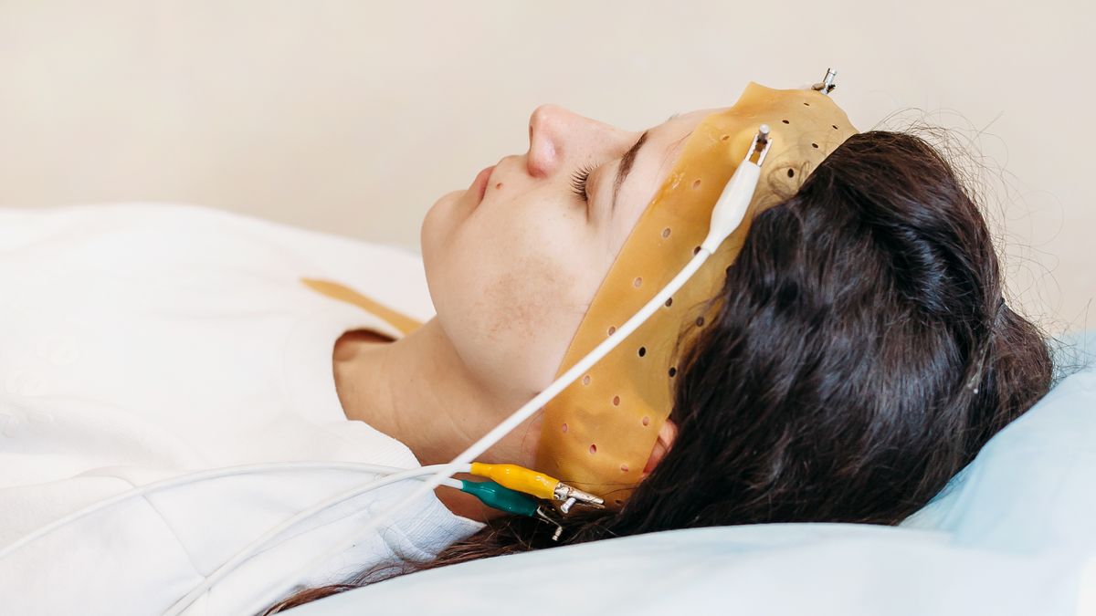 Kobieta z założonym urządzeniem do skanowania mózgu.