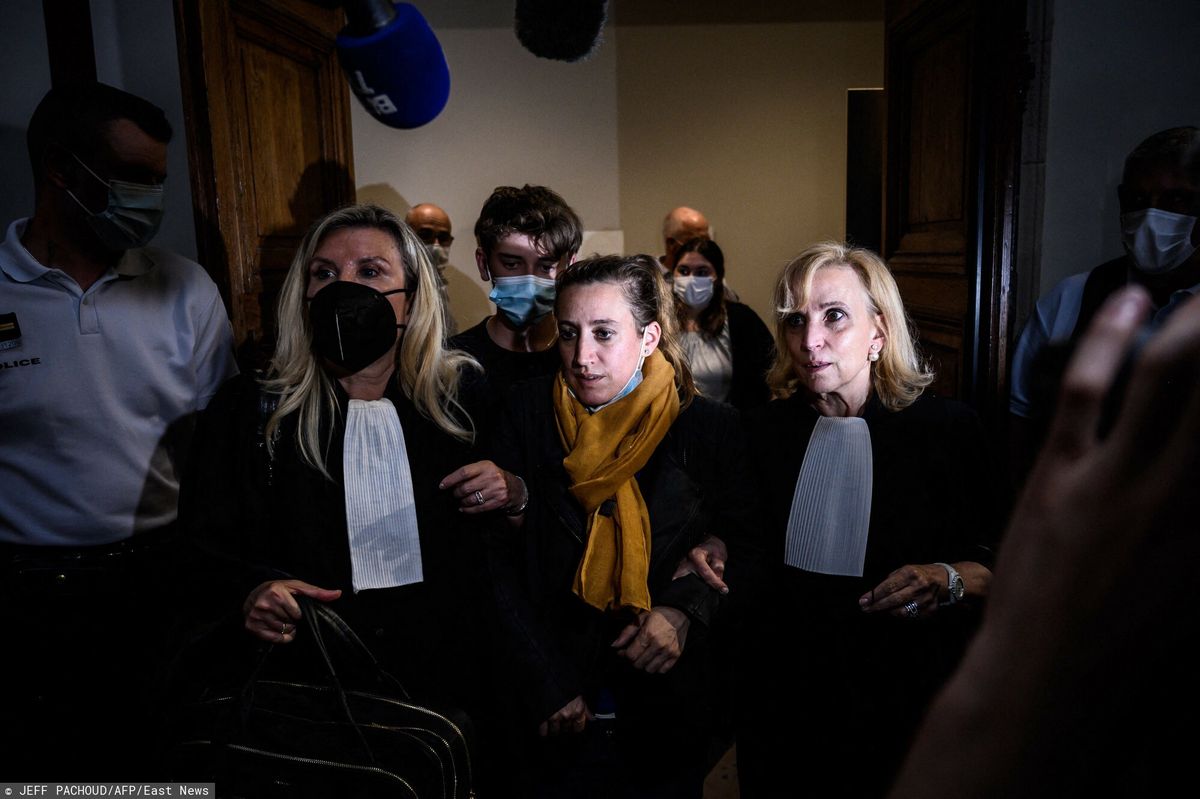Valerie Bacot otoczona przez krewnych i prawników opuszcza francuski sąd
