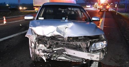 Skręcał w lewo, wjechał w niego inny samochód. Kierujący Volvo chcąc uniknąć jednej kolizji spowodował drugą