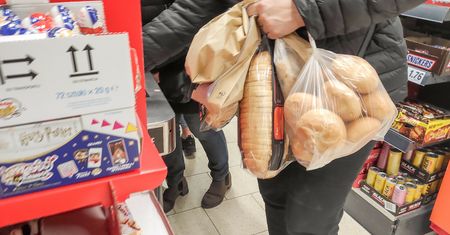 "Pracujący biedni" nie mają na jedzenie. Dramat w polskich miastach