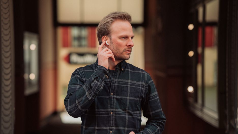 mężczyzna, słuchawki bezprzewodowe, apple airpods pro
