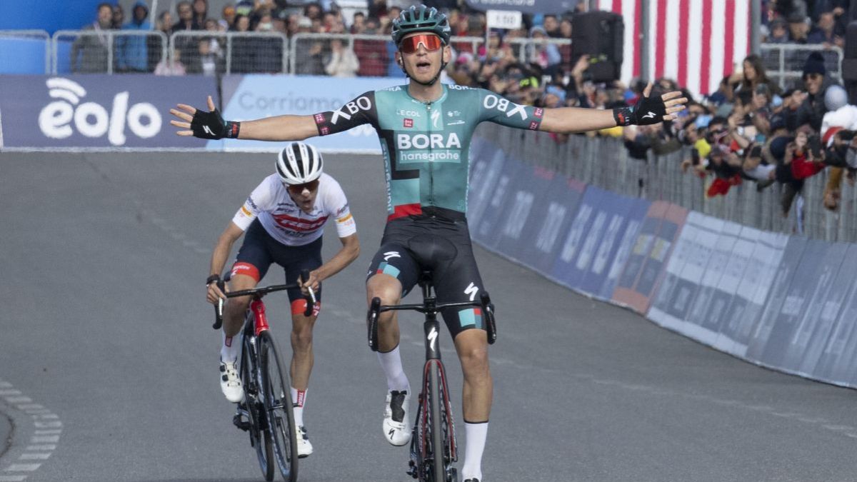 Lennard Kaemna pokonuje Juana Pedro Lopeza na finiszu 4 etapu Giro d'Italia