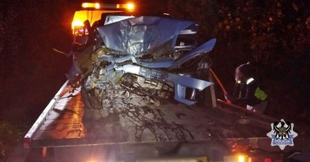 Przód auta został zmielony. 20-latek zatrzymał się na drzewie