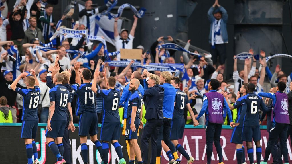 Zdjęcie okładkowe artykułu: Getty Images / Stuart Franklin / Na zdjęciu: piłkarze reprezentacji Finlandii dziękują swoim kibicom