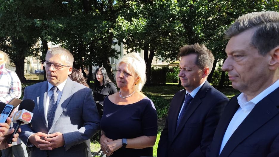 16.09.2025 r. konferencja prasowa posła Mariusza Witczaka oraz prezesa Wód Polskich Mateusz Balcerowicz i specjalistów: Kingi Krauze z Europejskiego Regionalnego Centrum Ekohydrologii PAN i Tomasza Jurczyka z Uniwersytetu Łódzkiego
