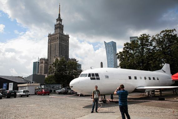 Olbrzymi samolot w centrum Warszawy. "To nielegalna konstrukcja"