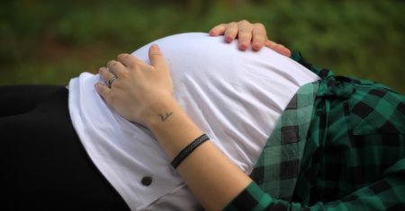 Czy taką ciążę można było ukryć? Ginekolog komentuje poród 13-latki