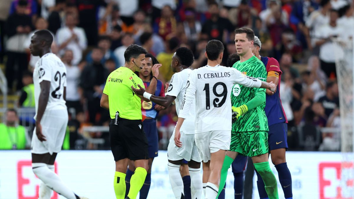 Getty Images / Na pierwszym planie zdjęcia: sędzia Jesus Gil Manzano i Wojciech Szczęsny