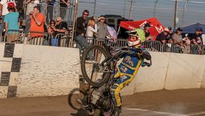 Żużel. Wbiegł na tor i... zaczął tańczyć. Miał konkretny cel poprzez swoje zachowanie