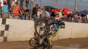 Żużel. Wbiegł na tor i... zaczął tańczyć. Miał konkretny cel poprzez swoje zachowanie