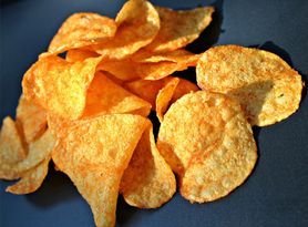 Chipsy ziemniaczane z dodatkiem częściowo utwardzonego oleju sojowego (solone)