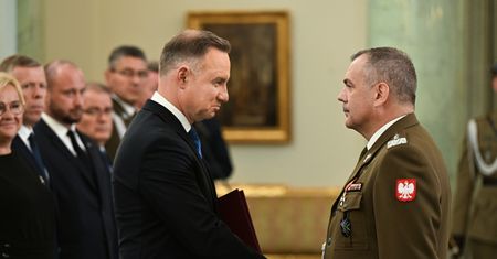 "Wyłamali się z hierarchii". Byli wojskowi o nowych dowódcach