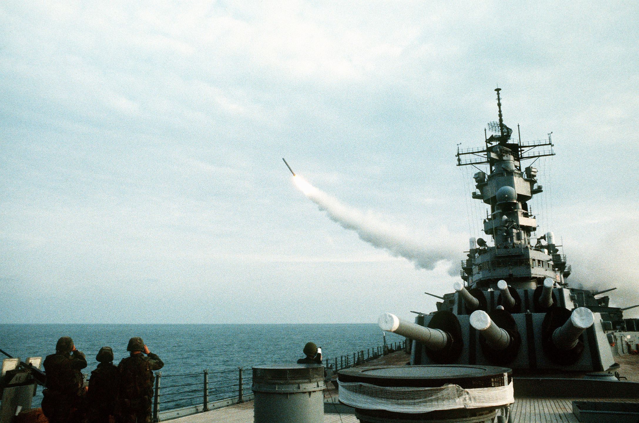 USS Wisconsin wystrzeliwuje pocisk Tomahawk 