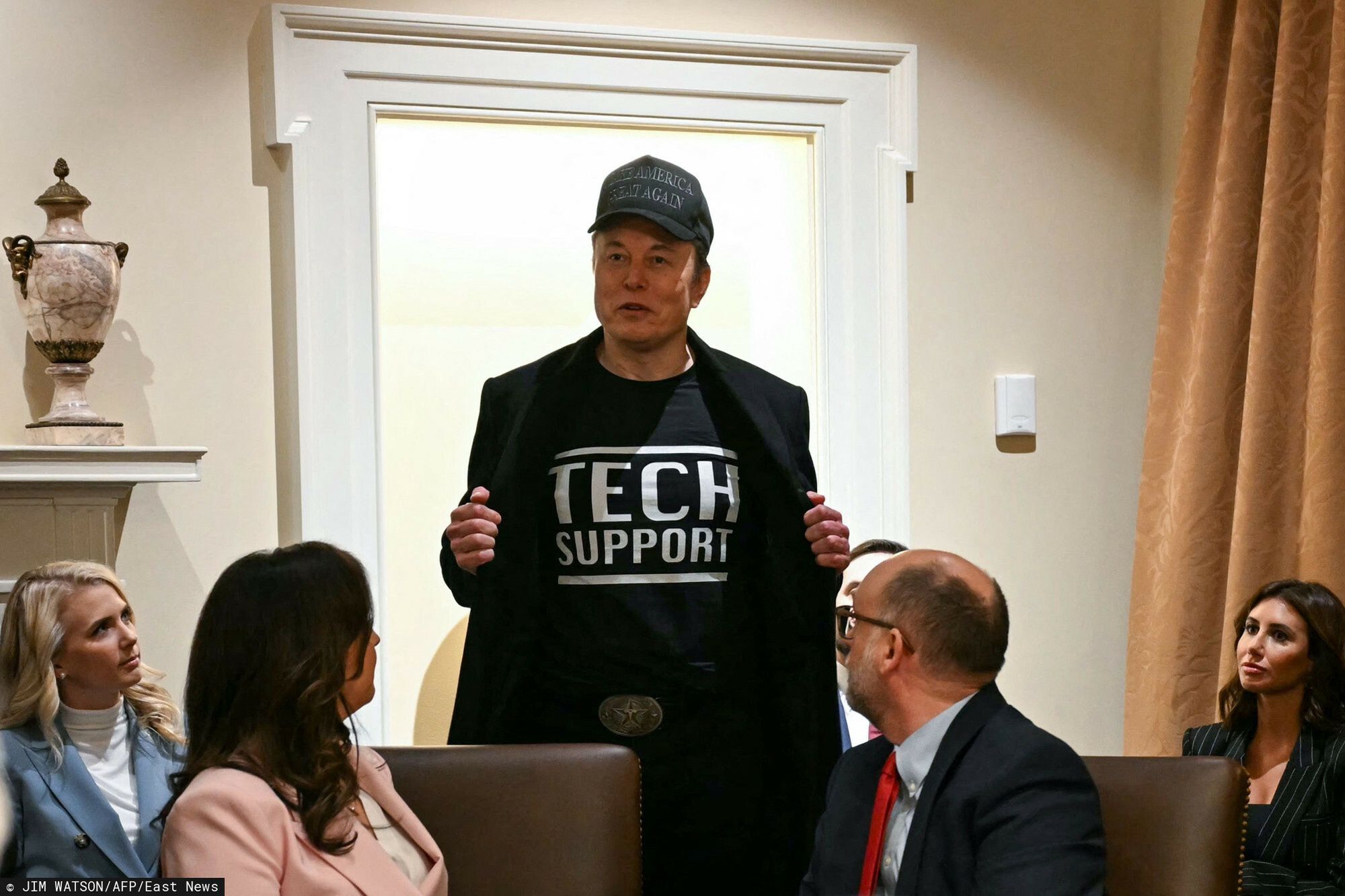 Pierwsze posiedzenie gabinetu Donalda Trumpa
Leader of the Department of Government Efficiency Elon Musk wears a shirt that says "Tech Support" as he speaks during a cabinet meeting with US President Donald Trump at the White House in Washington, DC, on February 26, 2025. (Photo by Jim WATSON / AFP)
JIM WATSON