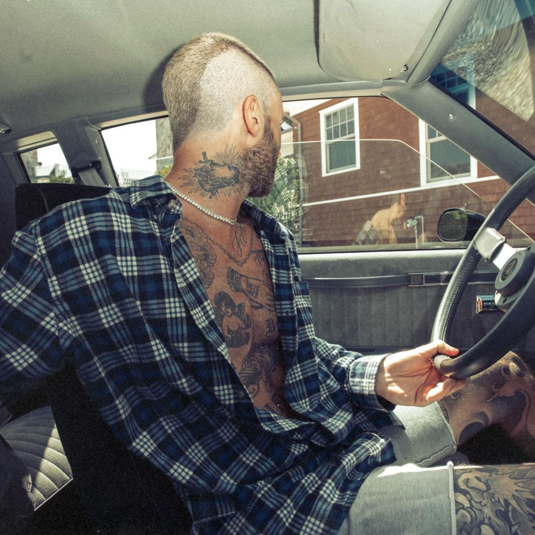 Adam Levine. Zrobił sobie tatuaż na twarzy! Fot. Instagram