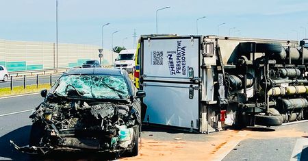 Wypadek na trasie S8. Rozbite osobówki i ciężarówka leżąca na boku. Ogromny korek.