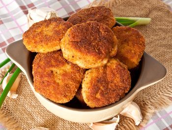 Smakują jak ruskie, a robisz je w 15 minut. Zapomnij o żmudnym lepieniu pierogów