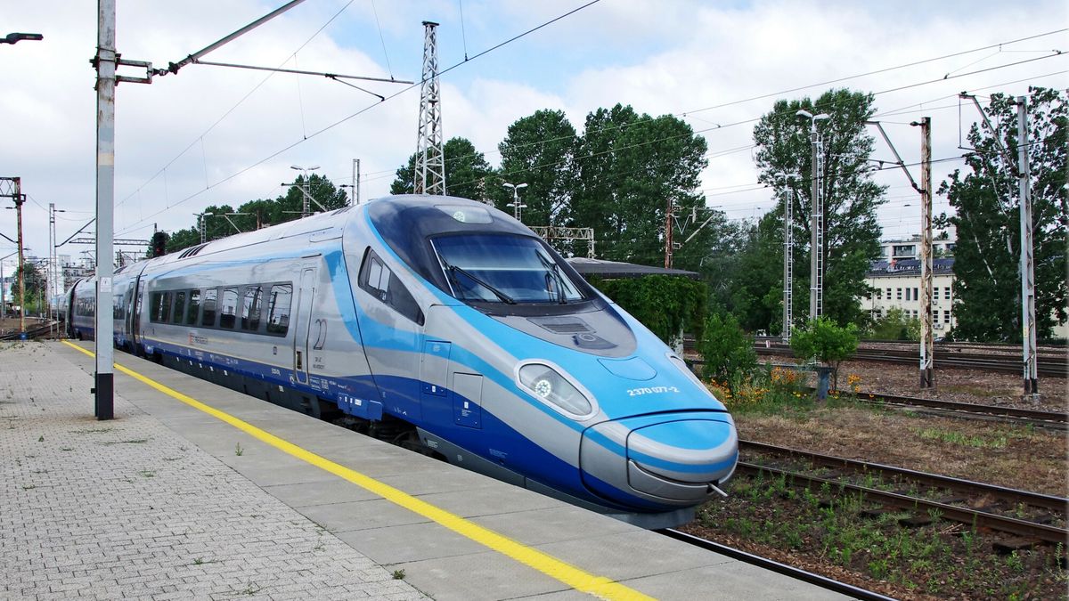 Kolej MaBa
PHOTO: ZOFIA I MAREK BAZAK / EAST NEWS Dworzec kolejowy Warszawa Wschodnia N/Z Ekspres Intercity Premium Pendolino ED250 Alstom zwany Dziobak
MAREK BAZAK