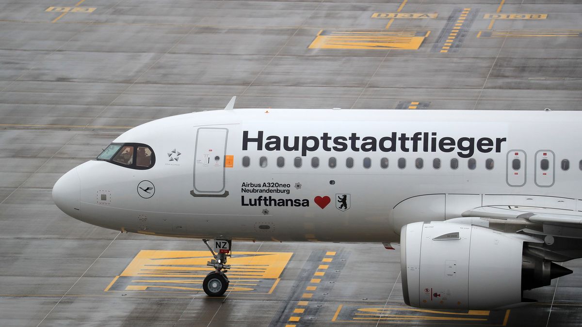 Samolot Lufthansy na lotnisku Berlin Brandenburg (BER)