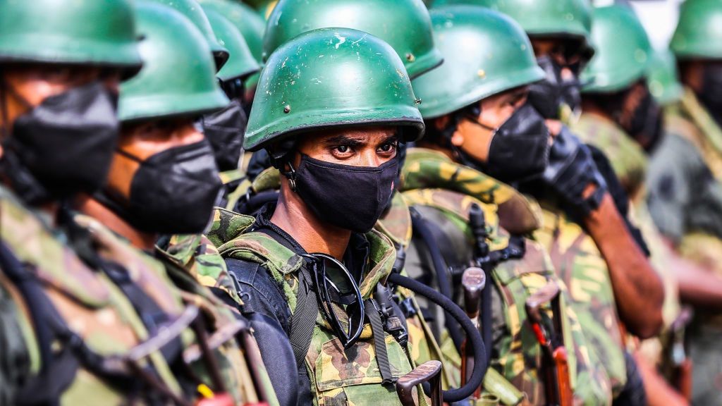 Żolnierze ze Sri Lanki trafiają na front w Ukrainie. Żeby walczyć dla Rosji. Na zdjęciu lankijska armia podczas protestów w stolicy kraju Kolombo w 2023 r.