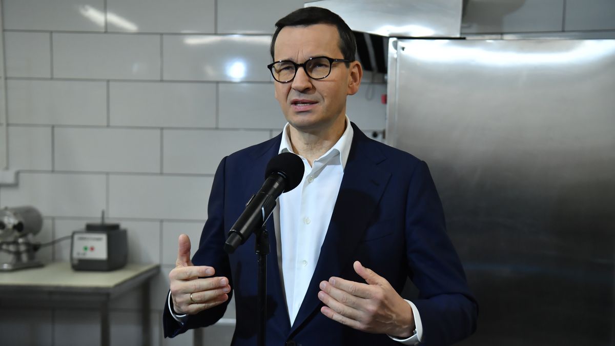 Kuligów, 07.11.2022. Premier Mateusz Morawiecki podczas wizyty w firmie cukierniczo-piekarniczej Alania w Kuligowie, 7 bm. (ad) PAP/Piotr Nowak