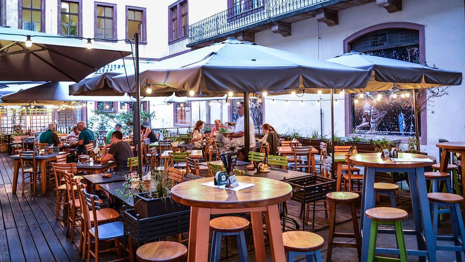 Odmrażanie gospodarki. Restauracje potrzebują pomocy. Wrocławianie stworzyli specjalny portal