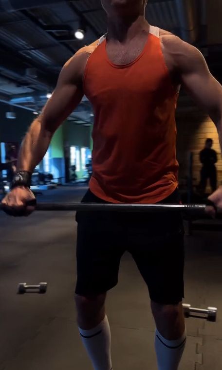 Ależ Maciej Zakościelny ma mięśnie