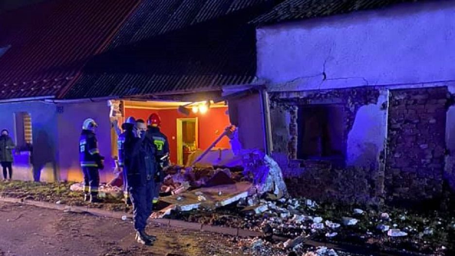 Lubno. Auto wjechało w dom. Kierowca był pijany