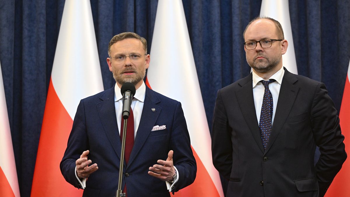 Warszawa, 11.02.2026. Szef KPRP Zbigniew Bogucki (L) i szef Biura Polityki Międzynarodowej w KPRP Marcin Przydacz (P) podczas konferencji prasowej w Pałacu Prezydenckim w Warszawie, 11 bm. Zakończyło się posiedzenie Rady Bezpieczeństwa Narodowego zwołane przez prezydenta Karola Nawrockiego. Posiedzenie z udziałem premiera, ministrów i liderów ugrupowań sejmowych dotyczyło programu SAFE, Rady Pokoju i wyjaśnienia kwestii poświadczeń bezpieczeństwa marszałka Sejmu. (sko) PAP/Radek Pietruszka
