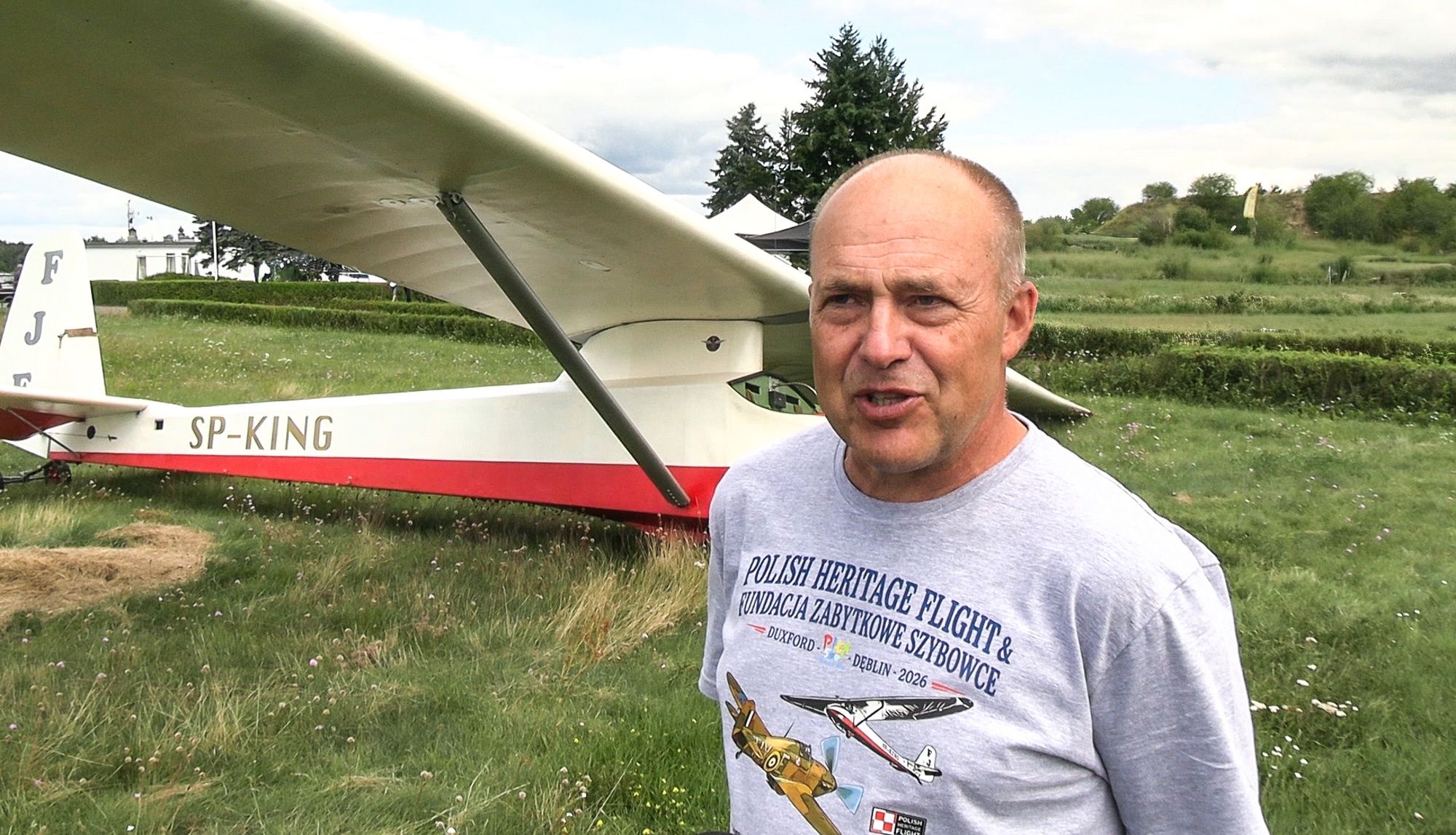 Jarosław Szuster przy zabytkowym szybowcu Slingsby T21B