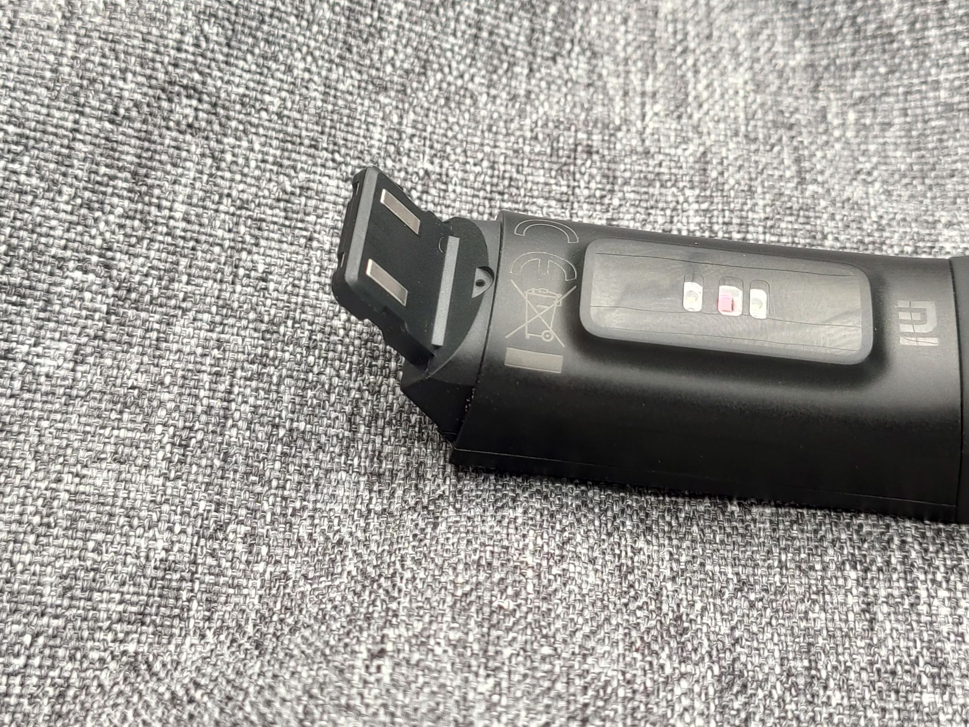 Ładowanie smart opasek bez kabli i ładowarek indukcyjnych. Xiaomi zaimponowało mi genialnym patentem 3