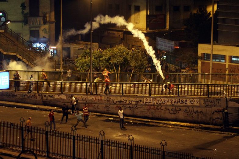 W Egipcie traktują tłum gazem łzawiącym
