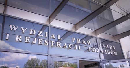 Problemy z CEPiK-iem trwają. W wydziałach komunikacji załamują ręce, ale według resortu cyfryzacji jest już prawie idelanie