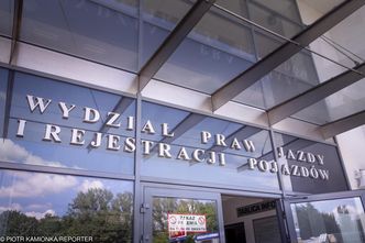 Problemy z CEPiK-iem trwają. W wydziałach komunikacji załamują ręce, ale według resortu cyfryzacji jest już prawie idelanie