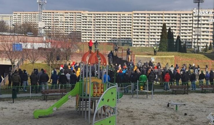 Jastrzębie Zdrój. Protest kibiców przeciwko obostrzeniom. Przyszli pod stadion