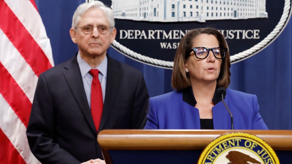 Zastępca prokuratora generalnego Lisa Monaco wraz z prokuratorem generalnym USA Merrickiem Garlandem, ogłosili złożenie pozwu przeciwko Apple