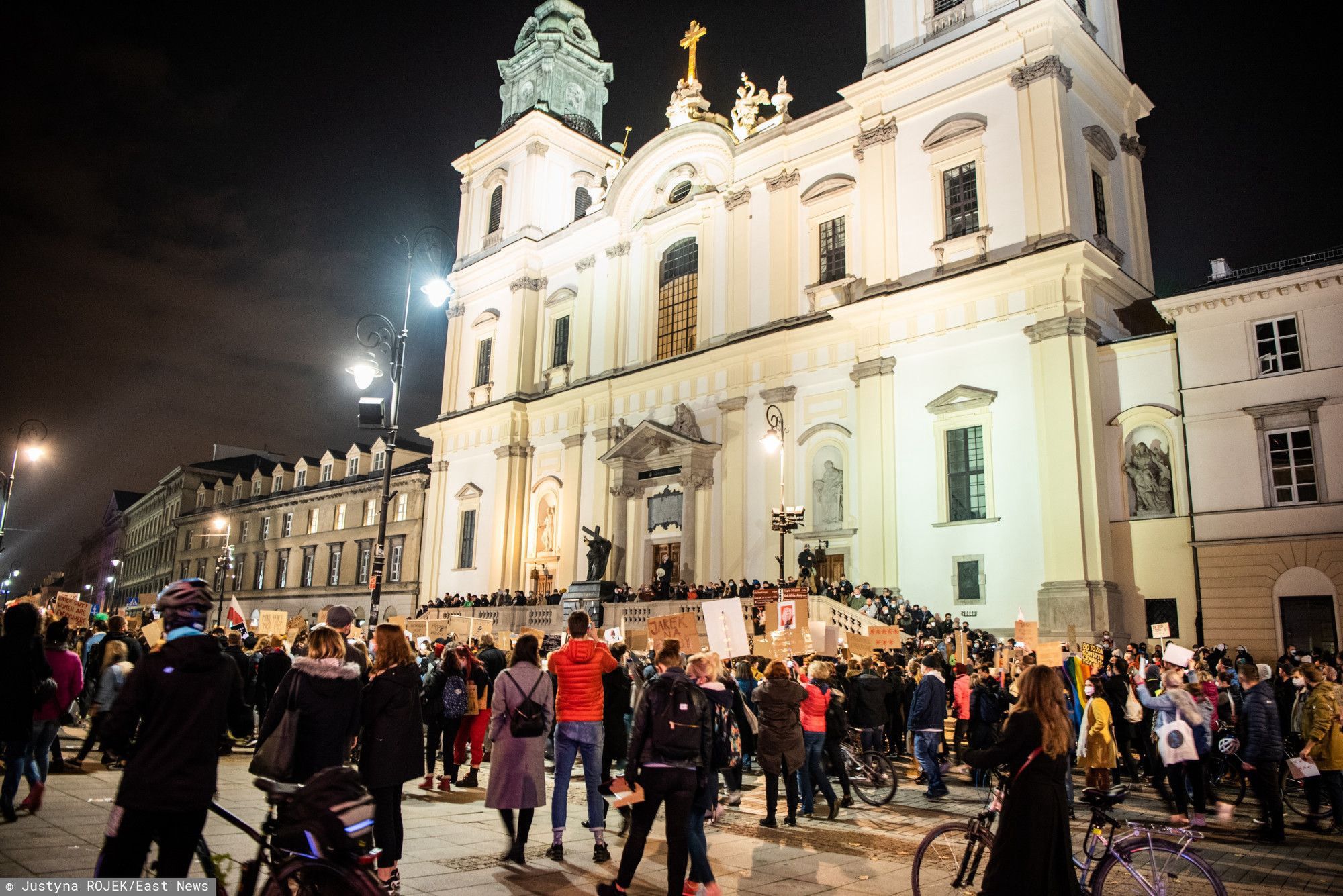 Obrona warszawskich kościołów przed Strajkiem Kobiet