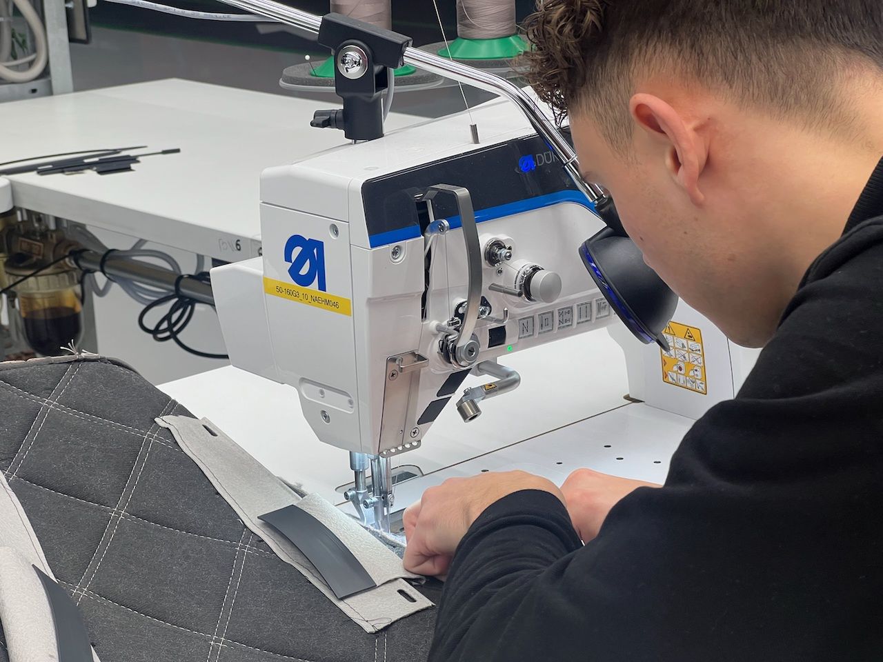 In der Manufaktur wird ein Teil der Arbeit von Hand und ein Teil mit Maschinen ausgeführt.