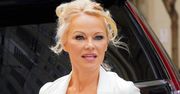 Pamela Anderson w letniej stylizacji. Uwagę przyciągają buty