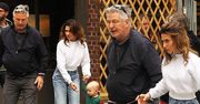 Alec Baldwin "przyłapany" na spacerze z 26 lat młodszą żoną i niespełna 2-letnią córką (ZDJĘCIA)
