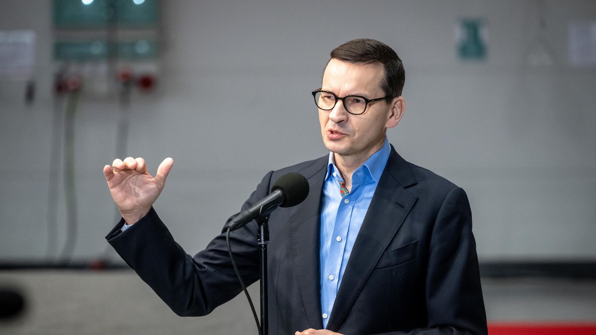 Bygoszcz, 14.11.2022. Premier Mateusz Morawiecki podczas wizyty w Wojskowych Zakładach Lotniczych Nr 2 S.A. w Bydgoszczy, 14 bm., gdzie nastąpił uroczysty odbiór pierwszego amerykańskiego samolotu F-16 USAF. Odbior F-16 nastąpił w ramach podpisanej umowy pomiędzy Wojskowymi Zakładami Lotniczymi Nr 2 S.A. a firmą AAR Government Services INC, na świadczenie wsparcia technicznego dla samolotów F-16 należących do Amerykańskich Sił Powietrznych stacjonujących w Europie, w ramach programu wydłużenia resursów technicznych (Service Life Extension Program � SLEP). (sko) PAP/Tytus Żmijewski