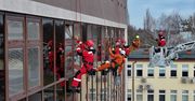 Alpiniści dla WOŚP - w strojach superbohaterów umyli okna oddziału dziecięcego