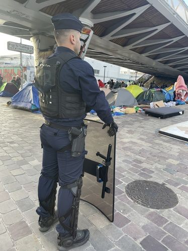 Ewakuacja obozu na Porte de la Villette (fot. Audrey Parmentier)