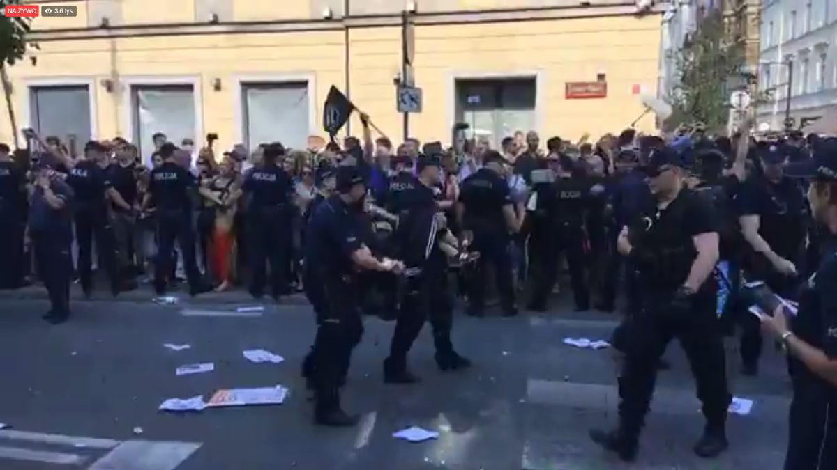 Zamieszki na marszu Młodzieży Wszechpolskiej. Policja wynosiła blokujących i apelowała do posłów. "Warszawa wolna od faszyzmu"