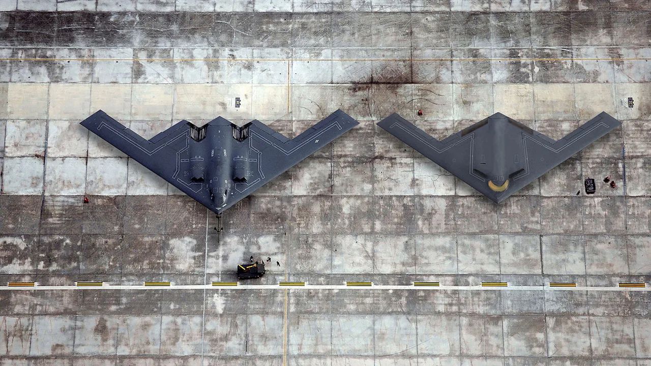 Wizualizacja - po lewej B-2, po prawej B-21