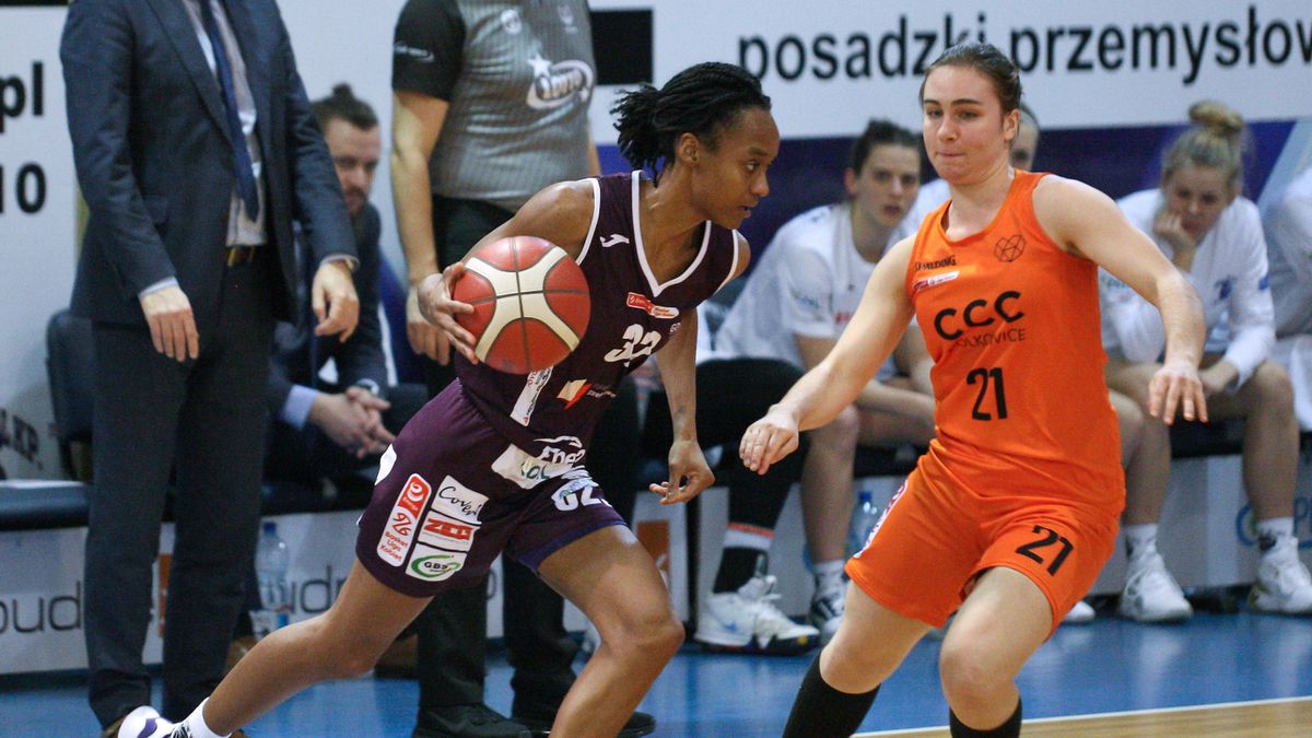 koszykarka InvestInTheWest AZS AJP Gorzów Wlkp Shatori Walker-Kimbrough (z lewej) i Alicja Grabska (z prawej) z CCC Polkowice 